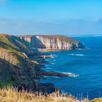 Cap Fréhel ciel bleu, mer, côte, phare, Fréhel. ©Chiemseherin.
