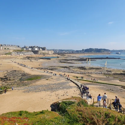 Vue de Saint-Malo intra-muros depuis le Grand Bé