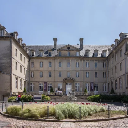 Image de couverture : Visitez le Musée de la Tapisserie de Bayeux : Histoire et Culture Normande