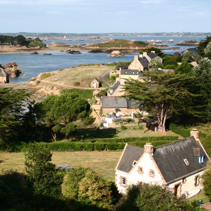 Île de Bréhat, vue de la Chapelle Saint Michel, sur le moulin à marée du Birlot, maisons et jardin par beau temps - Licence Creative Commons