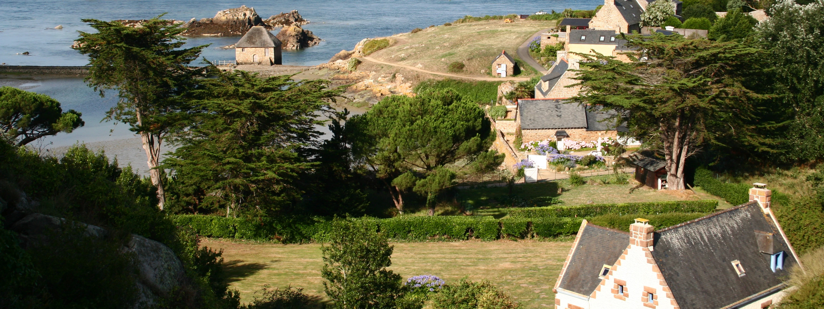Île de Bréhat, vue de la Chapelle Saint Michel, sur le moulin à marée du Birlot, maisons et jardin par beau temps - Licence Creative Commons