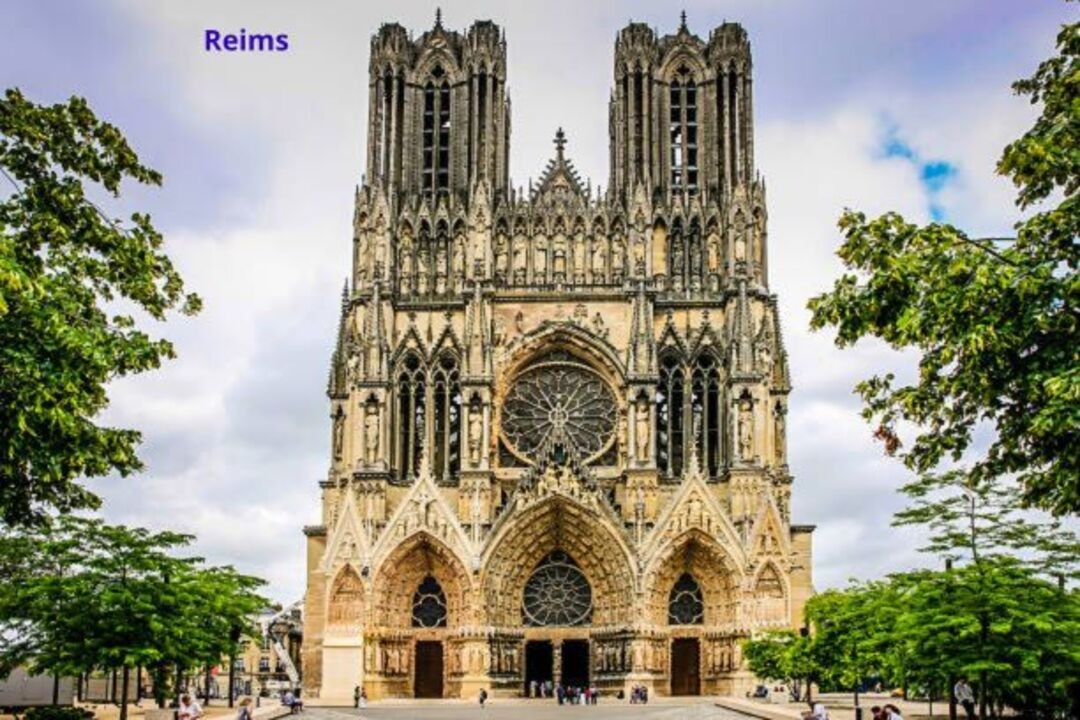 Vue sur la cathédrale de reims 51 Marne