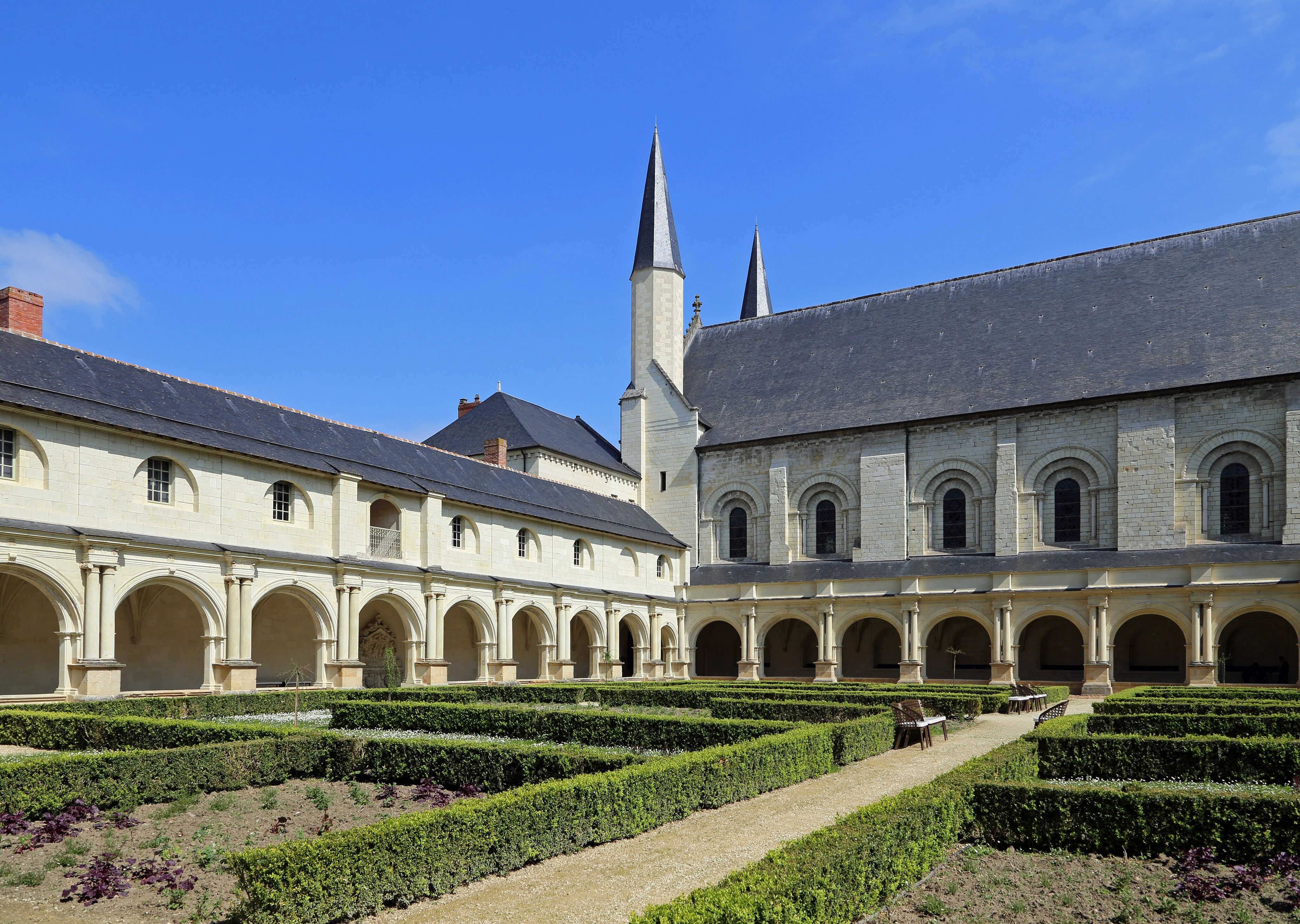 Vue sur les jardins du cloître de l'Abbaye de l'Abbaye de Fontevraud