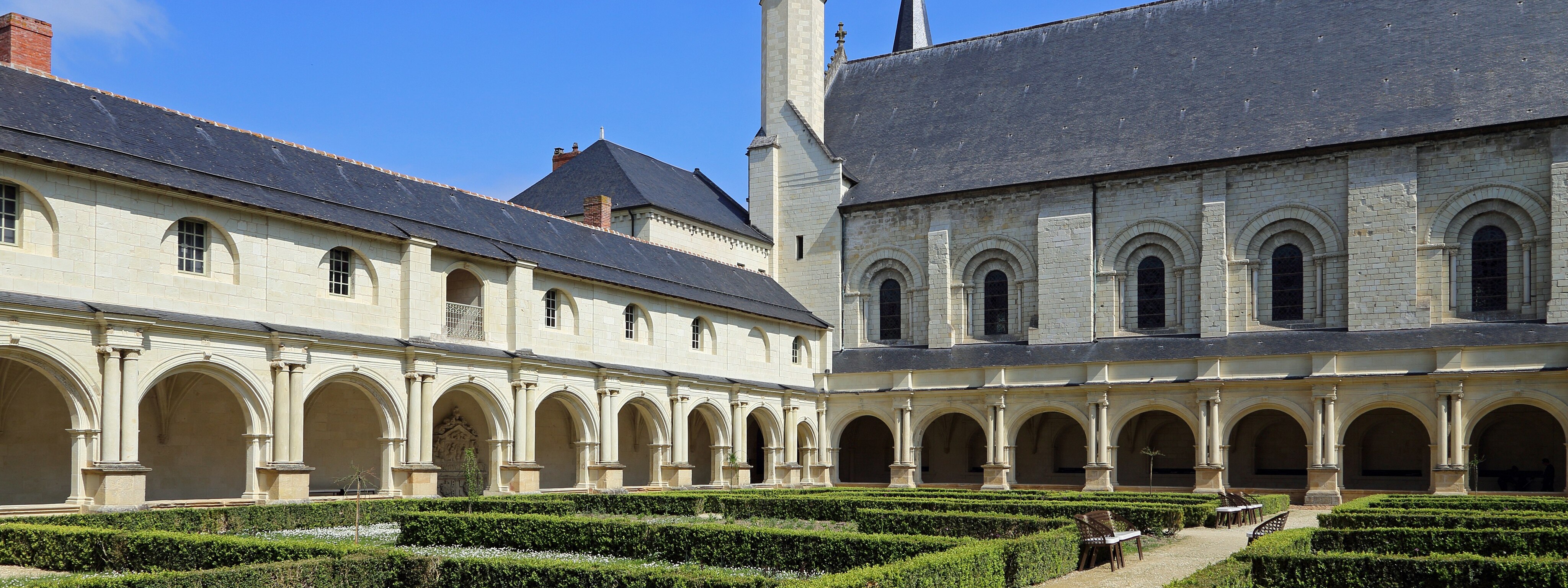 Vue sur les jardins du cloître de l'Abbaye de l'Abbaye de Fontevraud