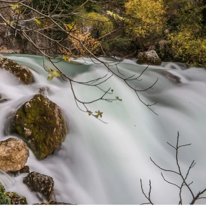 Cover image: Fontaine-de-Vaucluse : village de source légendaire au cœur du Vaucluse