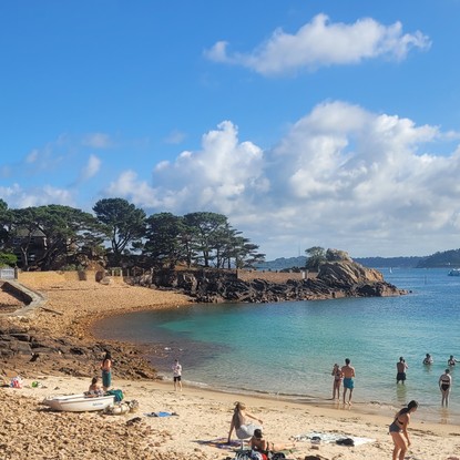 Image de couverture : Chambre d’hôtes à l’Île‑de‑Bréhat, immersion authentique en Bretagne