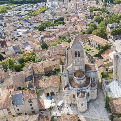 Vue d’avion de la cité médiévale de Chauvigny