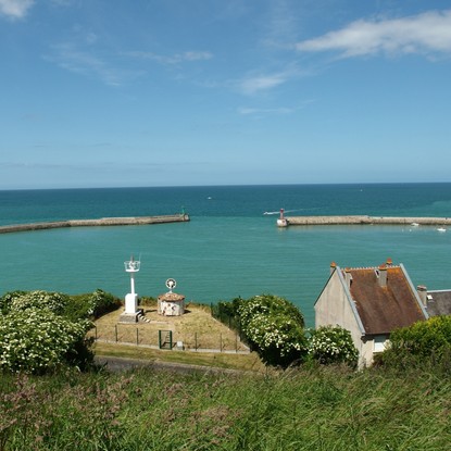 Image de couverture : Location de vacances à Port-en-Bessin : Découvrez le Charme du Port de Pêche