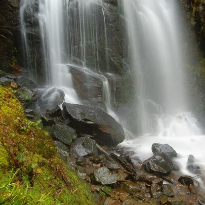 L’arrivée de la chute d’eau de la grande cascade de Tendon sur les rochers humides / Licences Creative Commons