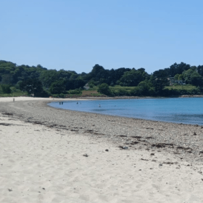 Plage de sable, Plougrescant, ciel bleu