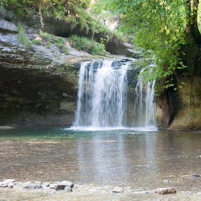 Cover image: Explorez les Cascades du Hérisson : Joyau naturel du Jura à découvrir