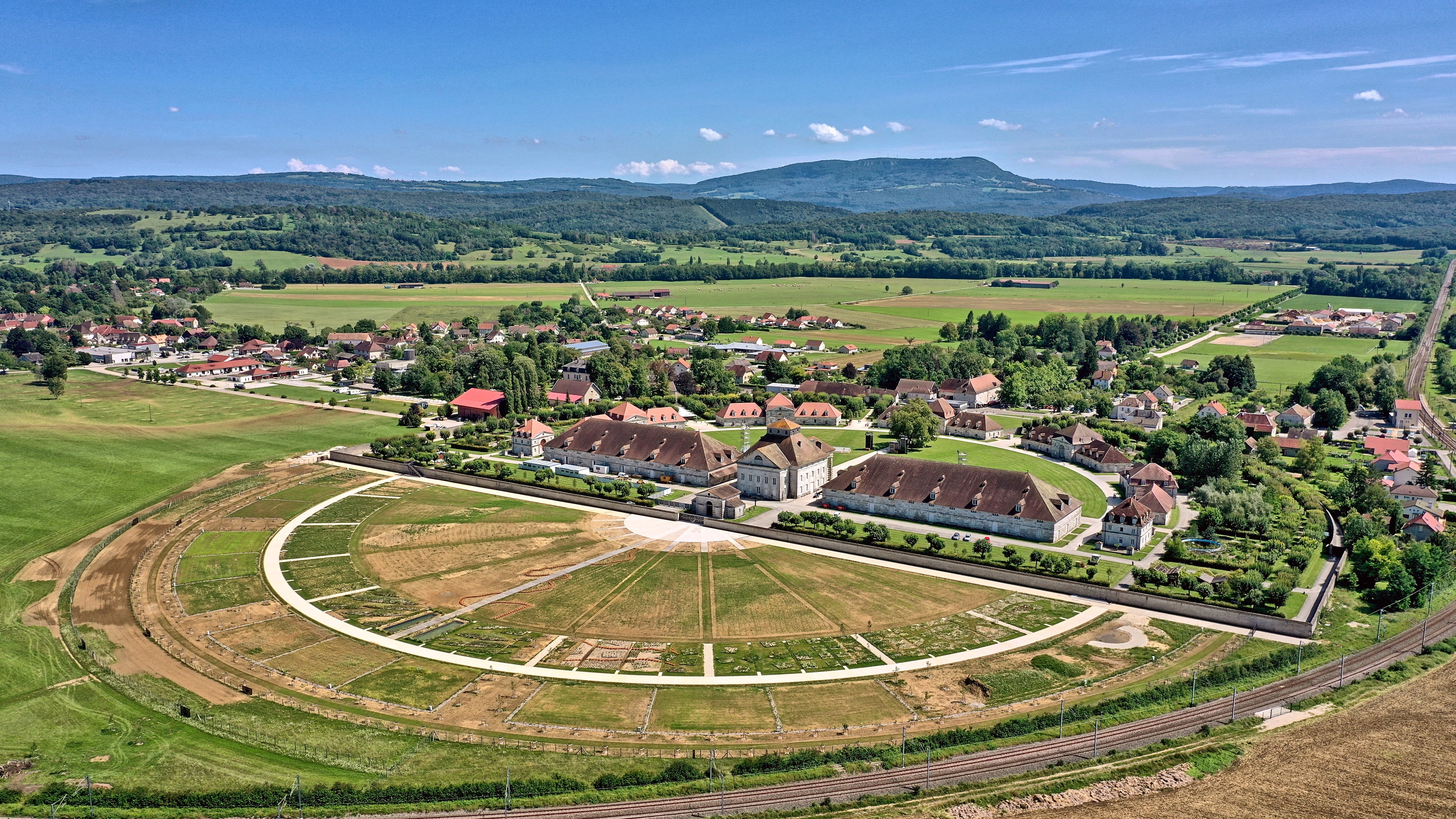 Image de couverture : Découvrez la Saline Royale d'Arc-et-Senans – Un Chef-d'œuvre de l'Architecture