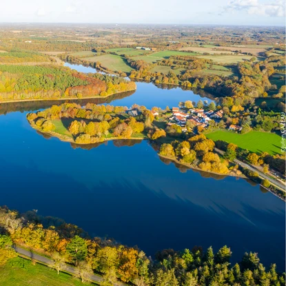 Vue aérienne sur le lac du Jaunay avec quelques habitations et une campagne verdoyante
