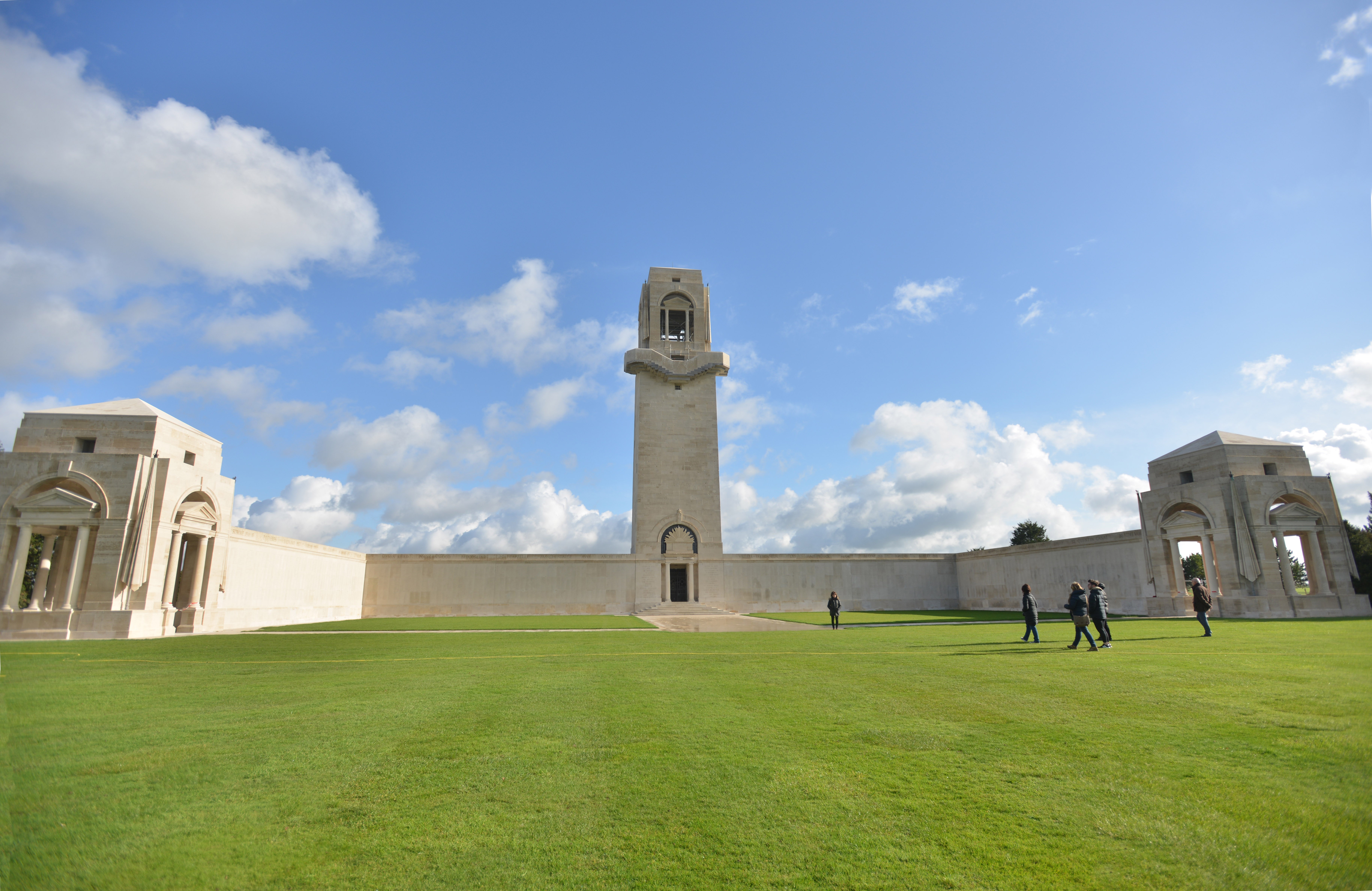 Cover image: Tourisme de Mémoire dans l'Est de la Somme : Sites Historiques Incontournables