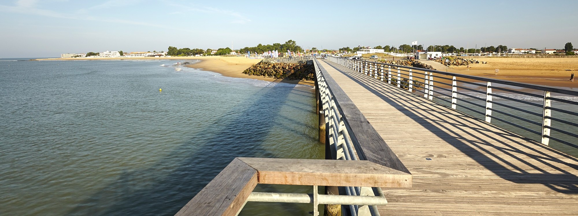 Estacade de la Tranche sur mer qui s’avance sur la mer, devant la ville