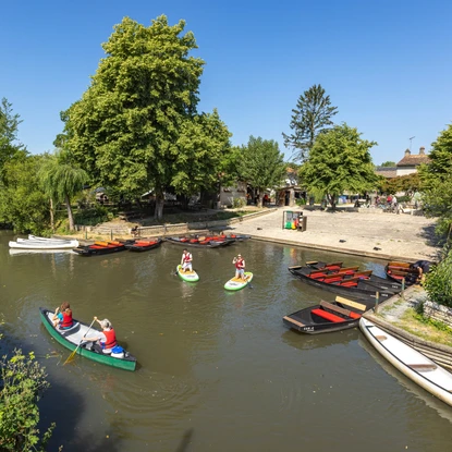 Embarcadère du Mazeau avec des personnes en barque et d’autre en paddle sur le marais