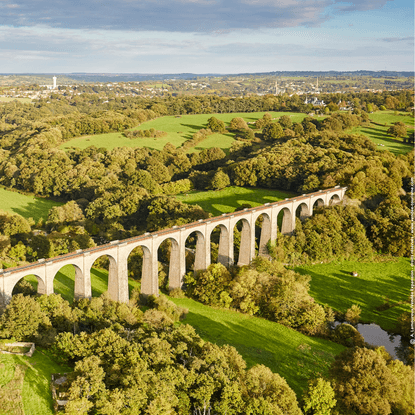 Vue aérienne sur la campagne du bocage avec des champs et arbres verts, surplombée par le Viaduc passant sur la rivière de la Sèvre Nantaise.
