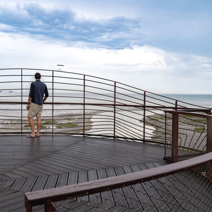 Belvédère à Saint-Benoît-des-Ondes, qui surplombe la Baie du Mont Saint-Michel avec une vue à 360°/ Crédits photo : Tourisme Bretagne