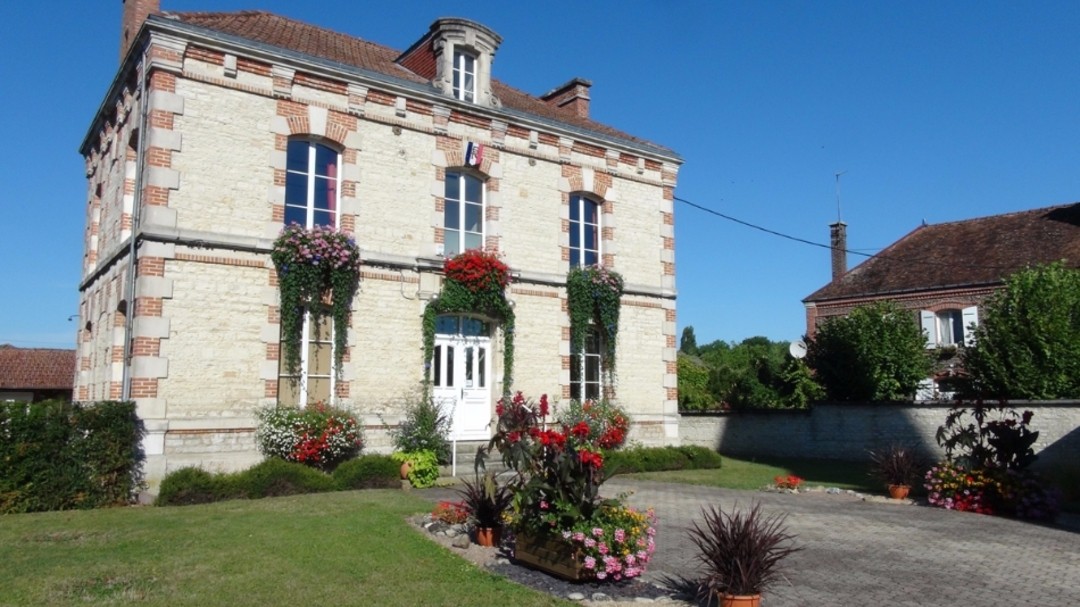 Vue sur la mairie de Verrières Aube 10