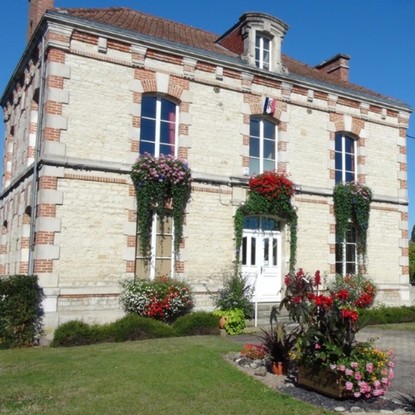 Vue sur la mairie de Verrières Aube 10