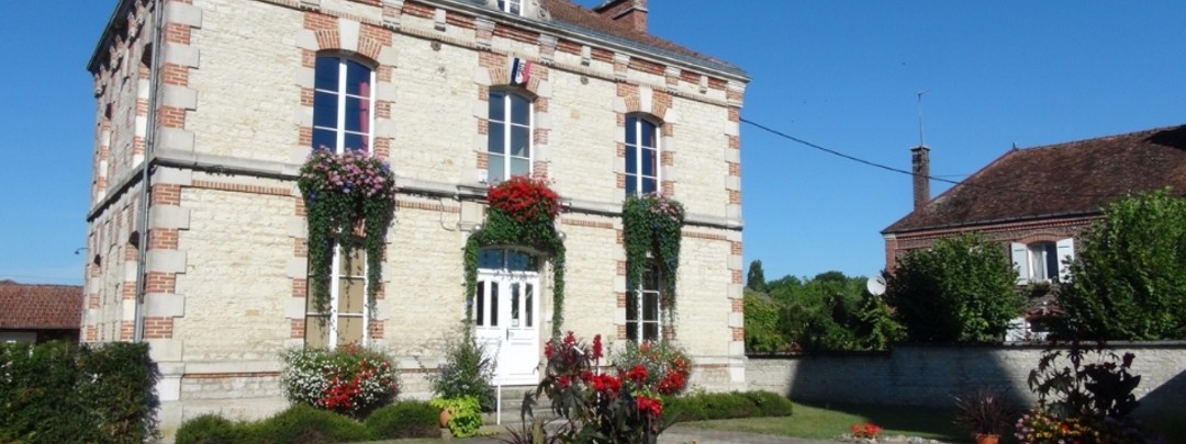 Vue sur la mairie de Verrières Aube 10