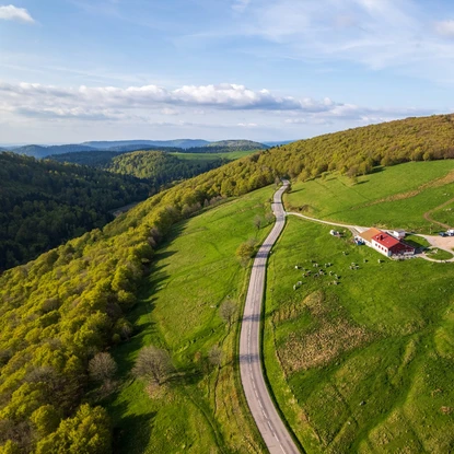 Découvrir la route des Crêtes et le Col de la Schlucht dans les Vosges - Vue de la route des Crêtes et sur l’auberge Firstmiss depuis un drone. / RoutedesCrêtes©OTLBHV-G.BERVARD-2023-JI_0060