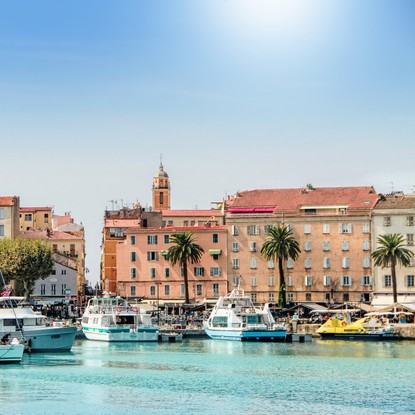 Port d’Ajaccio en Corse du Sud avec ses bateaux de plaisance et les façades colorées du centre historique, symbole du charme méditerranéen.