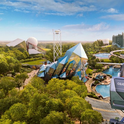 Manège OBJECTIF MARS avec des enfants et des adultes qui rigolent sur le fond du Futuroscope