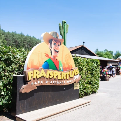 Découvrez Fraispertuis dans les Vosges - Panneau avec la mascotte du parc d'attractions Fraispertuis, Billy, et des manèges en arrière-plan. : ©Pierre Defontaine/ARTGE Destination Lorraine