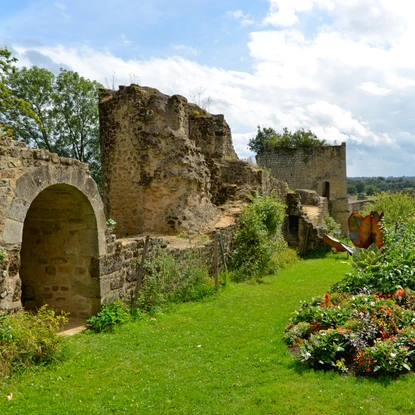 Pelouse verte avec par terre fleurie devant les vestiges du château de Bressuire