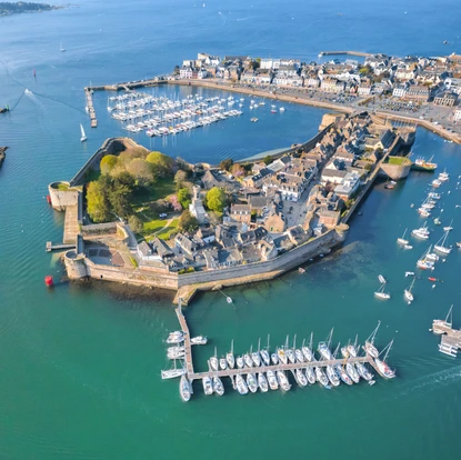 Vue aérienne ville close et port à Concarneau avec ciel bleu