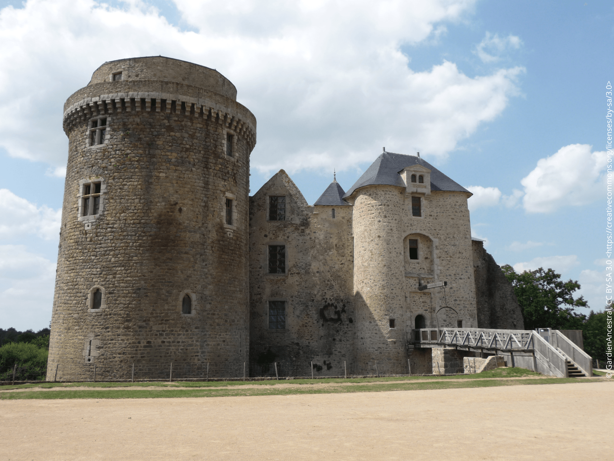 Vue de premier plan sur le château de Saint Mesmin avec son donjon et le pont levis qui enjambe anciennement les douves