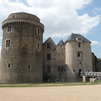 Vue de premier plan sur le château de Saint Mesmin avec son donjon et le pont levis qui enjambe anciennement les douves