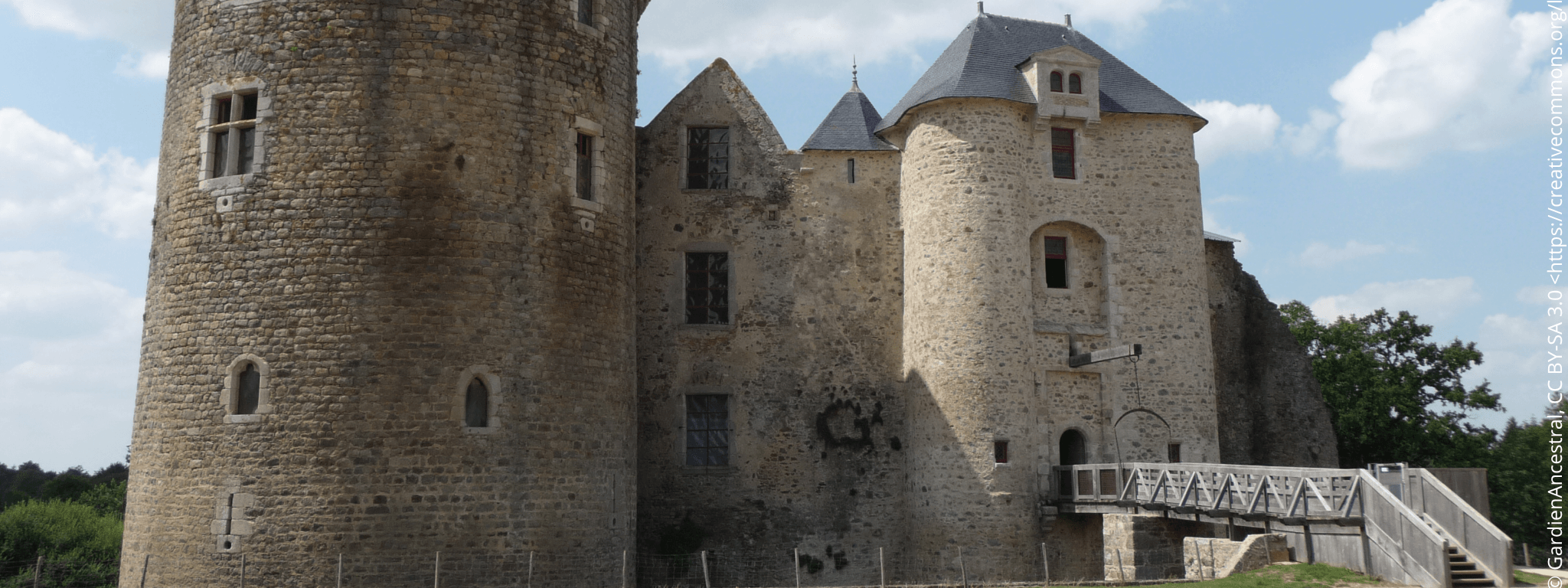 Vue de premier plan sur le château de Saint Mesmin avec son donjon et le pont levis qui enjambe anciennement les douves