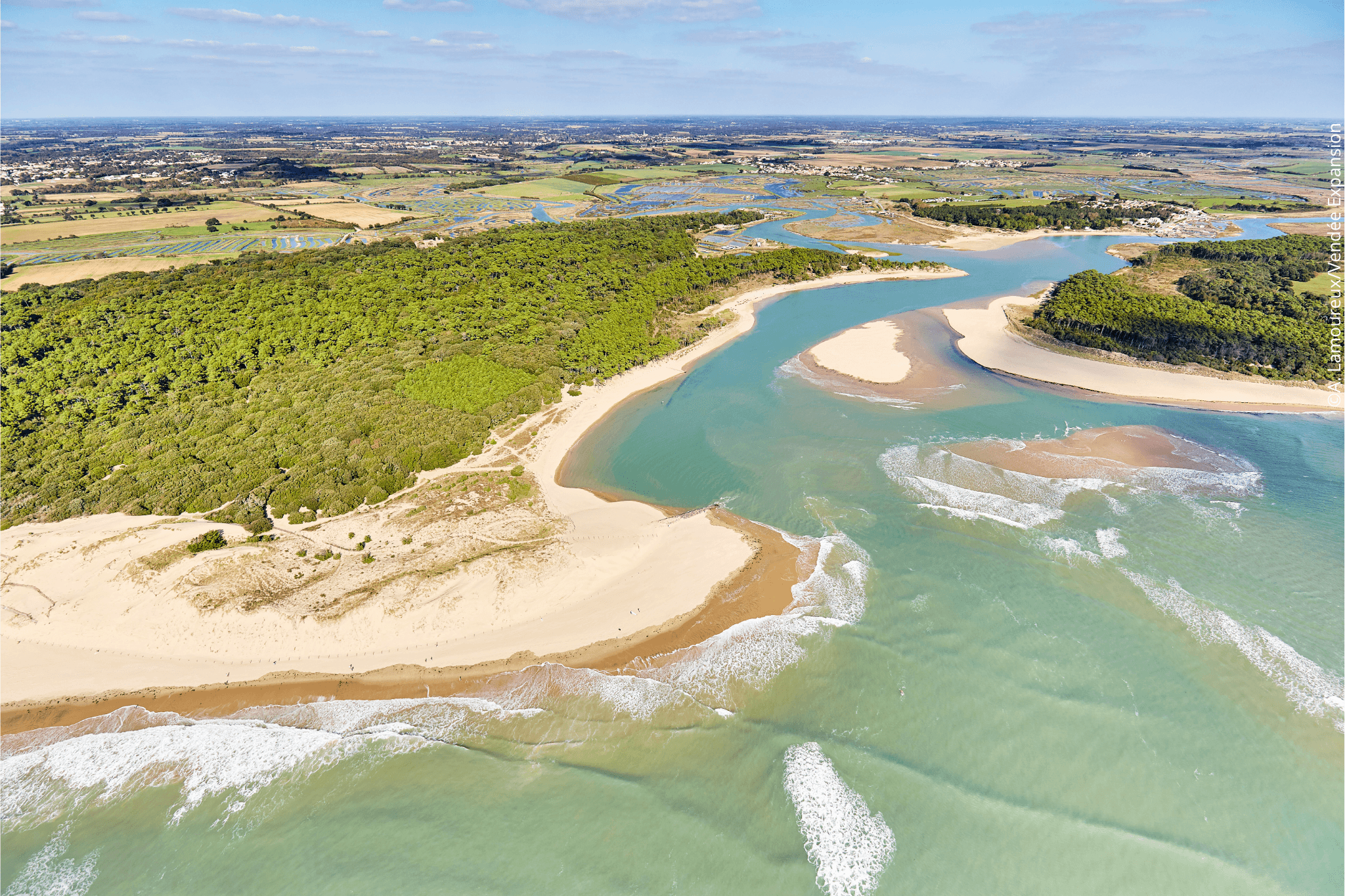 Vue aérienne sur l’estuaire du Veillon et du Payré, avec la plage du Veillon en premier plan, la forêt et les marais en second plan