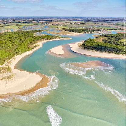 Vue aérienne sur l’estuaire du Veillon et du Payré, avec la plage du Veillon en premier plan, la forêt et les marais en second plan