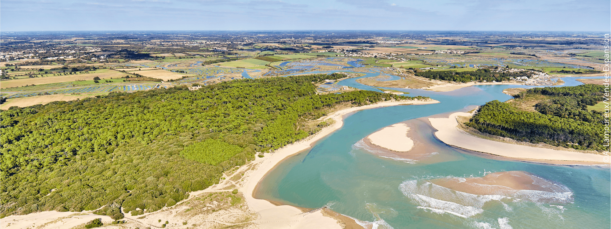 Vue aérienne sur l’estuaire du Veillon et du Payré, avec la plage du Veillon en premier plan, la forêt et les marais en second plan