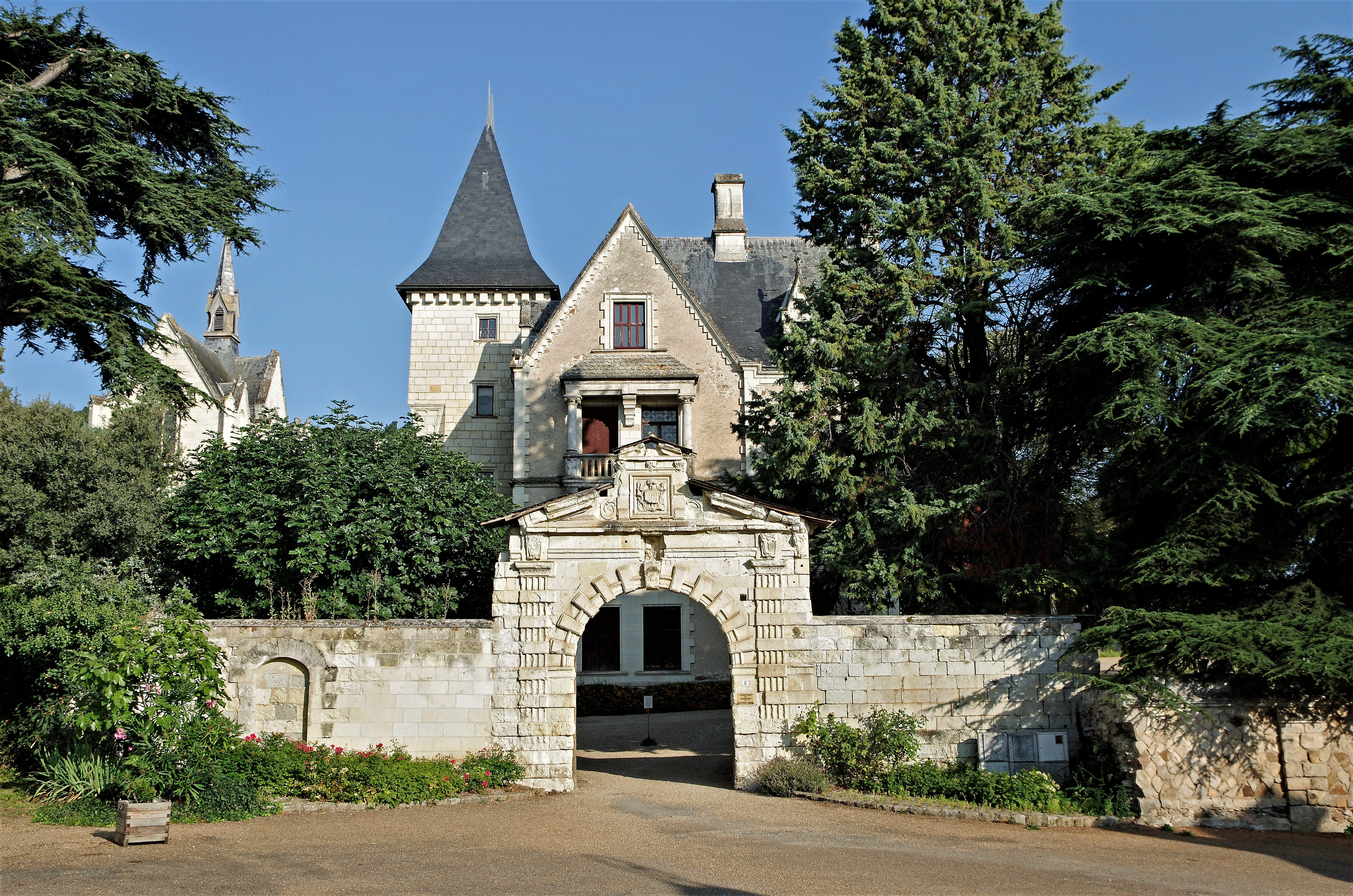 Le château, ancien manoir de l'abbé commendataire.