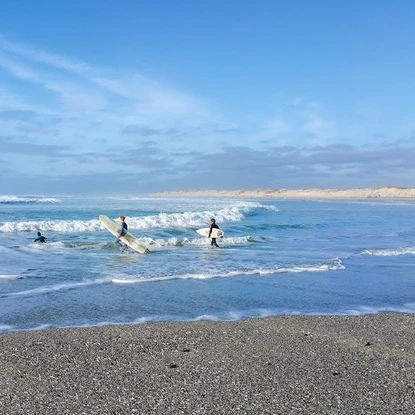 Plage de la torche avec surfers