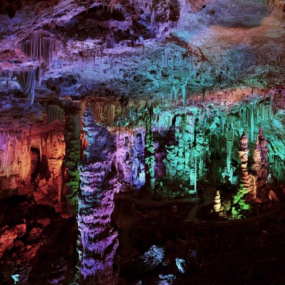 Image de couverture : Grottes du Gard