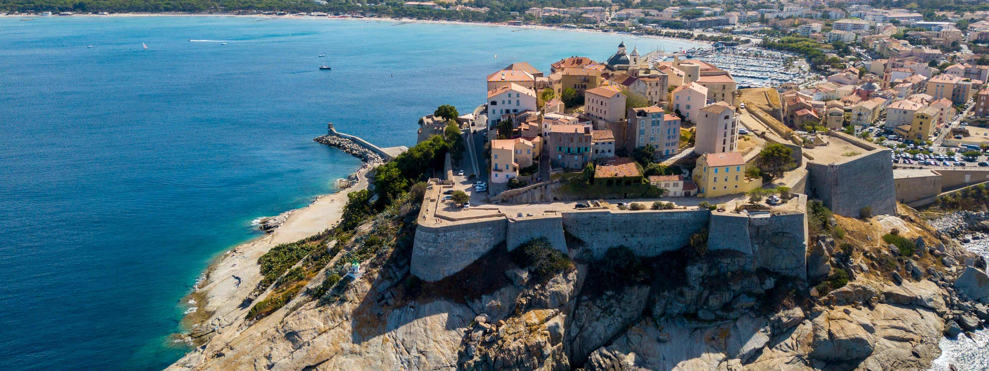 Image de couverture : Location de vacances à Calvi