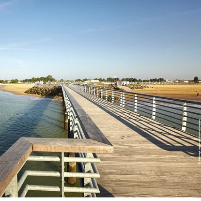 Estacade de la Tranche sur mer qui s’avance sur la mer, devant la ville
