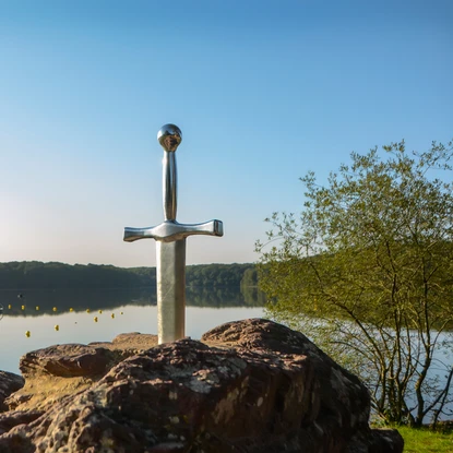 Epée d'Excalibur au bord du Lac de Trémelin à Iffendic