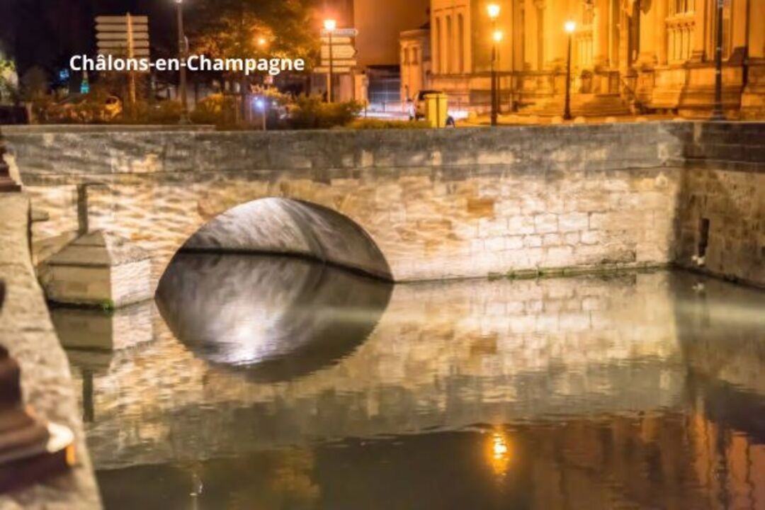 Vue sur le canal à chalons en champagne Marne 51