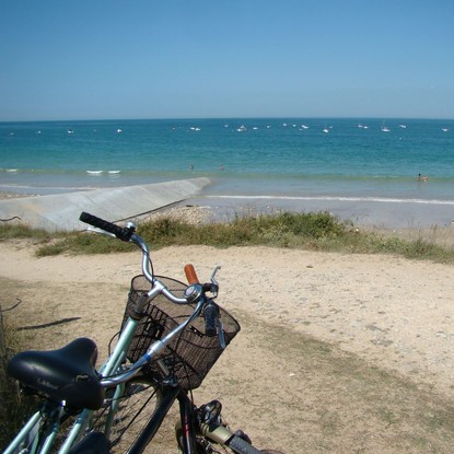 Velos_gares_sur_le_chemin_de_la_plage_des_Portes-en-Re_15307@crédit photos Elsa COEFFE - CMT Charente Tourisme