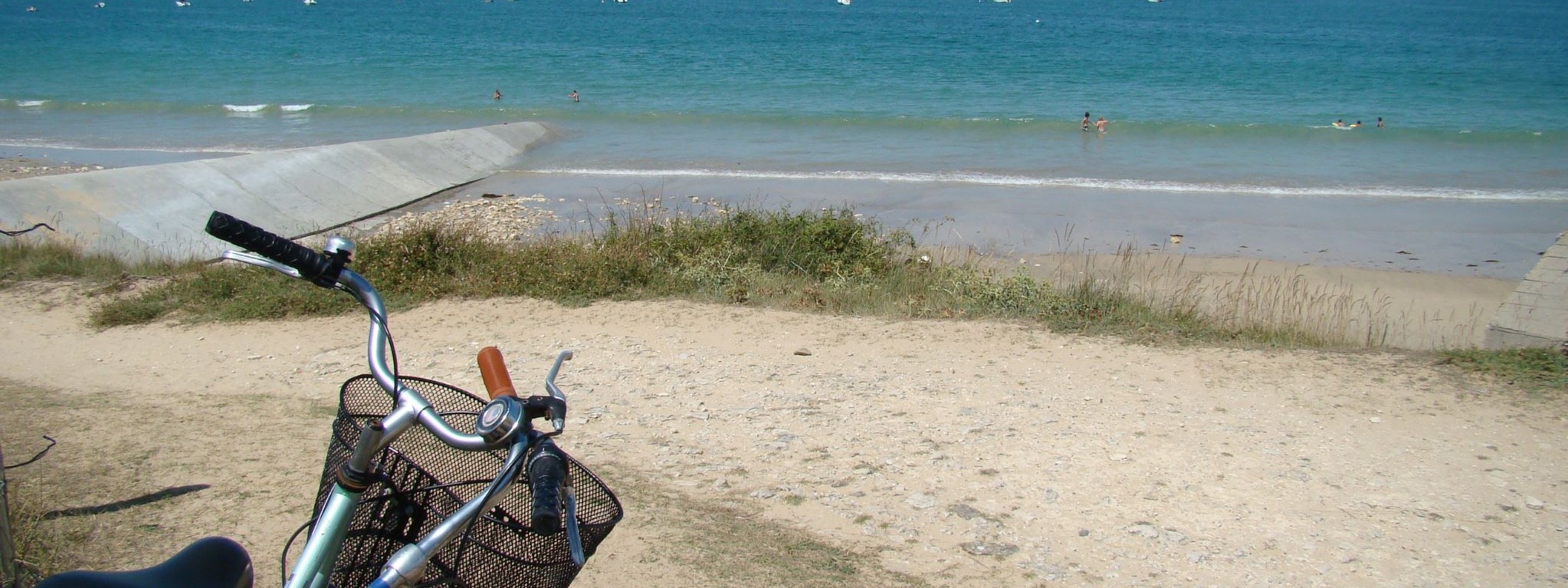 Velos_gares_sur_le_chemin_de_la_plage_des_Portes-en-Re_15307@crédit photos Elsa COEFFE - CMT Charente Tourisme