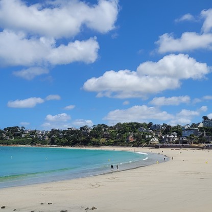 Perros-Guirec, plage de trestraou, sable fin, soleil bleu peu nuageux