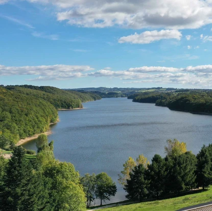 Cover image: Lac de Saint-Étienne-Cantalès : Séjour Nature et Détente dans le Cantal