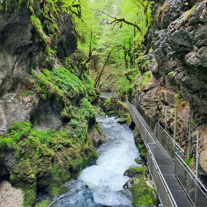 Crédit photo : Jura Tourisme Balise Alt : Gorges rivières jura, au milieu de grottes