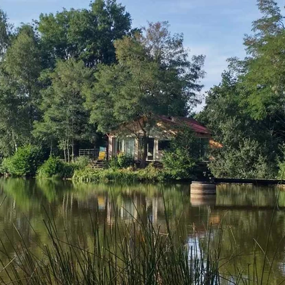 Image de couverture : Location chalet avec étang pêche privé